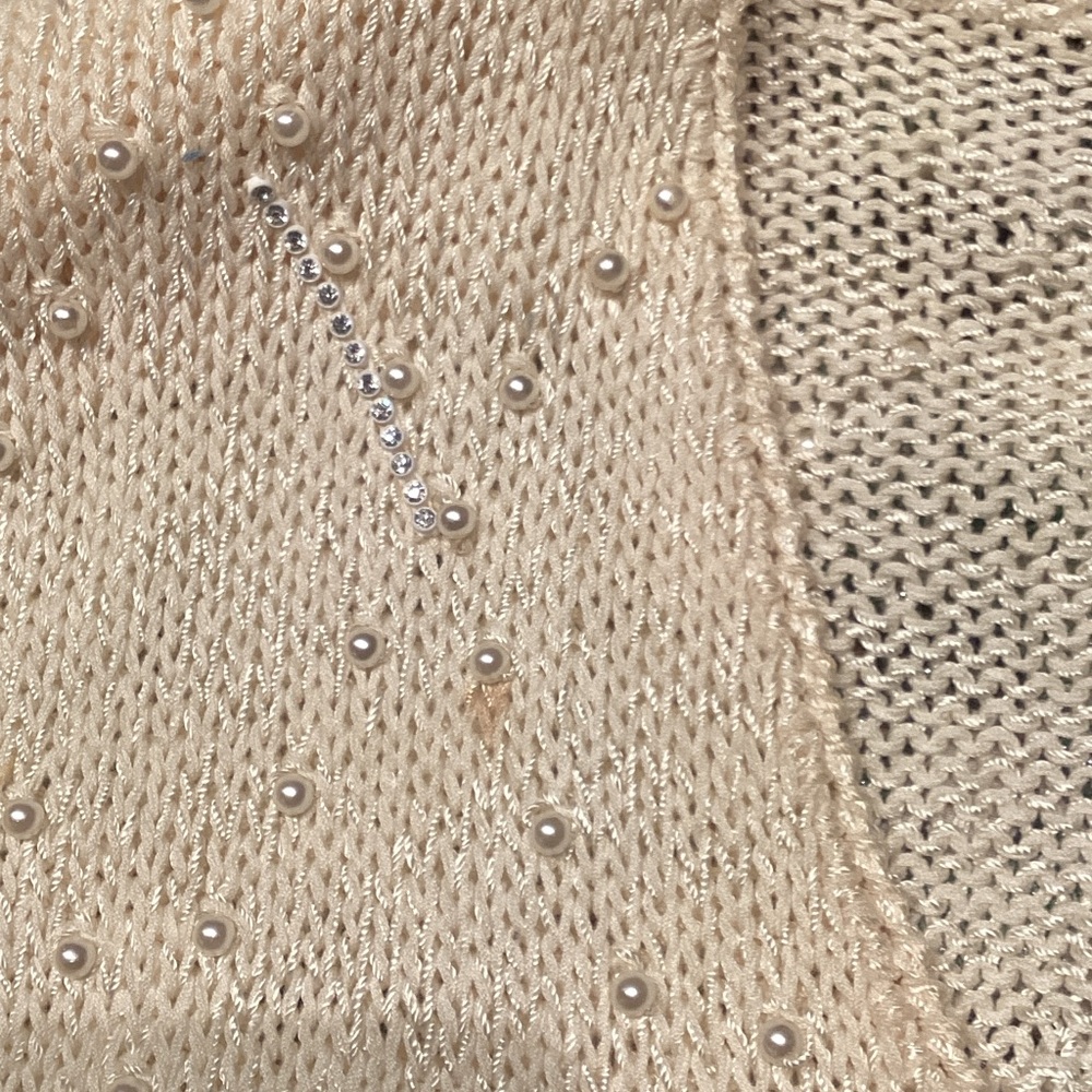 Chic Cream Sweater with Pearl Detailing - Picture 3 of 4